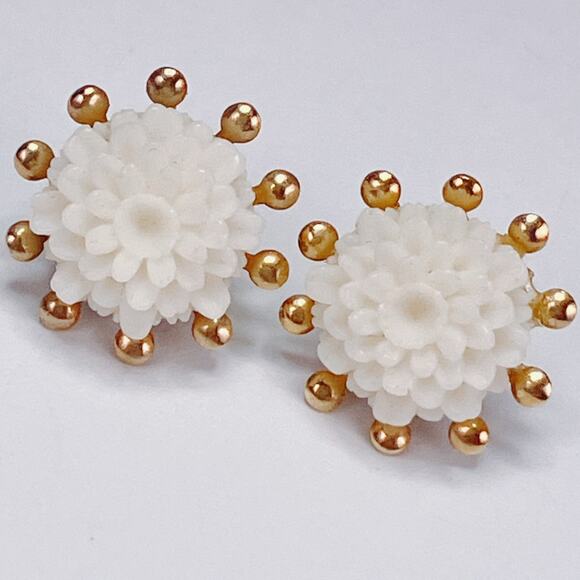 Vintage 1950s Thermoset White Floral Gold Tone Stud Earrings Petite Mid Century - Picture 3 of 10